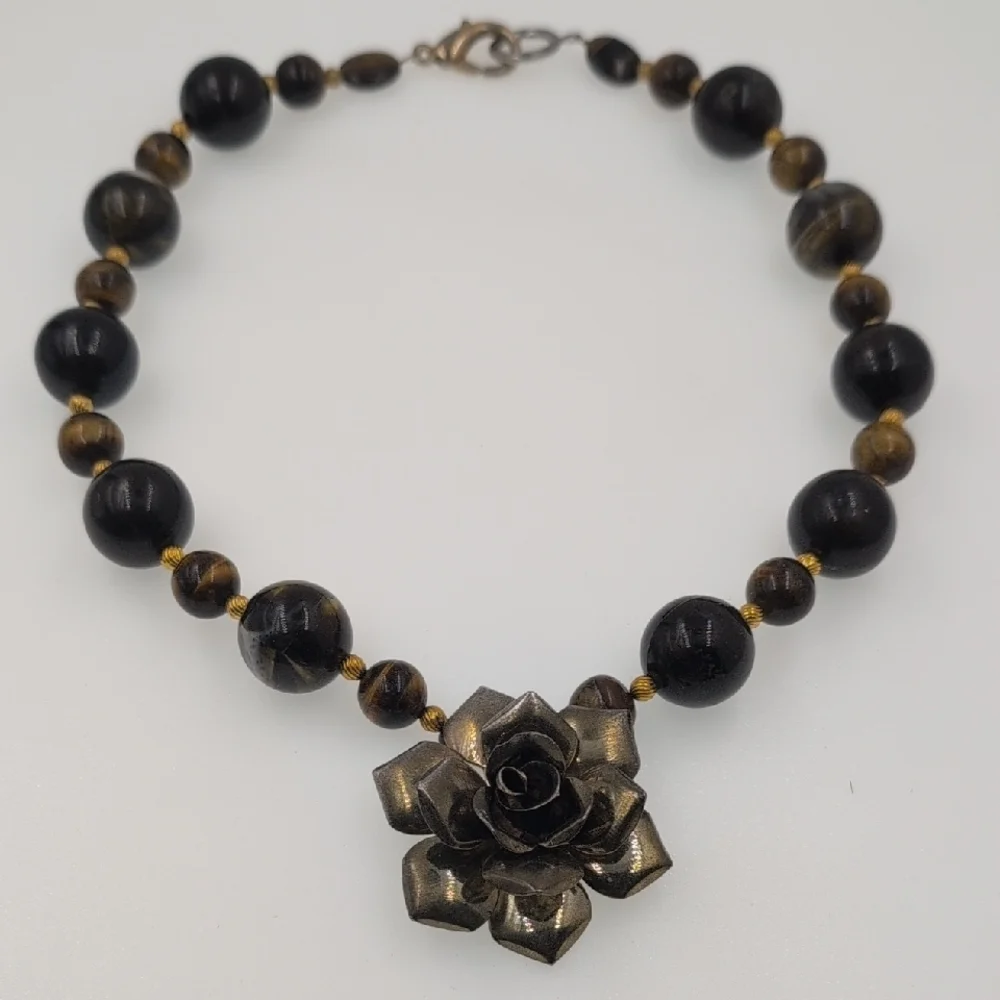 🖤 Patina Metal Flower Pendant & Black Gemstone Necklace - High Quality Piece